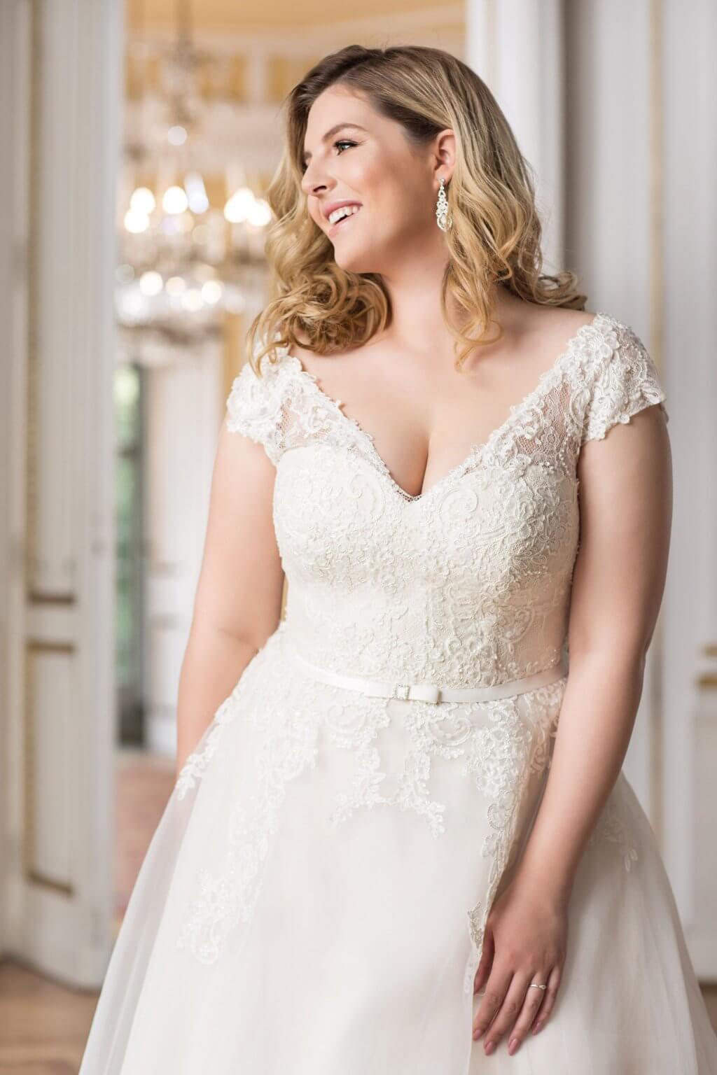 Plus Size Brautkleid mit Oberteil aus Spitze