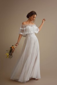 Boho Brautkleid mit glitzernden Stoff leicht fallender Rock und Offshoulder Spitze