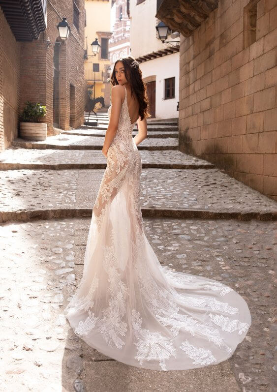 Meerjungfrauen Brautkleid durchscheinender Rock mit Schleppe und pflanzlichen Bestickungen