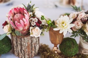 Tischdekoration Gartenhochzeit aus Blumen und Holz