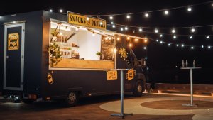 Foodtruck mit Lichterketten beleuchtet