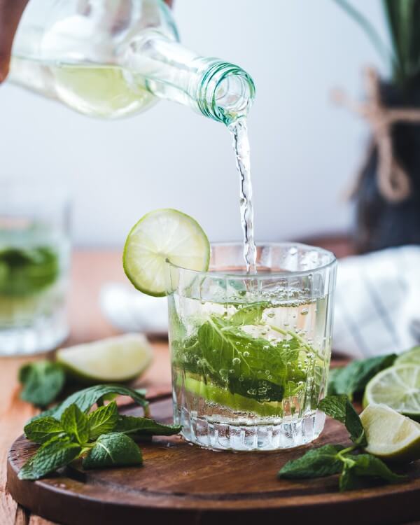 Virgin Mojito wird mit Wasser aufgegossen